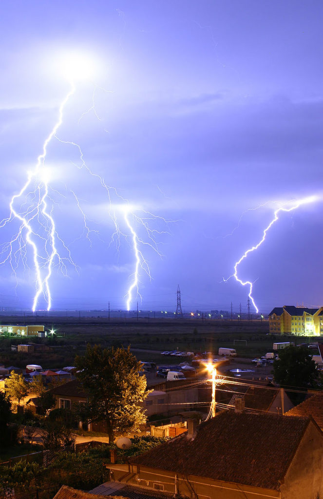 800px-Lightning_over_Oradea_Romania_3