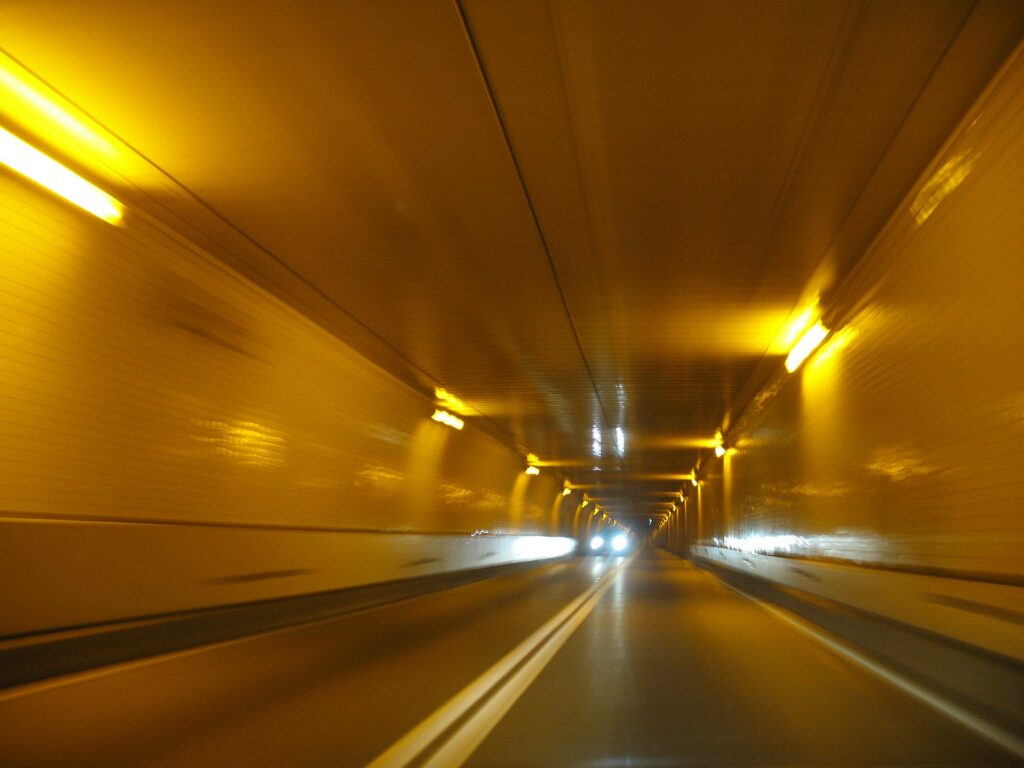 1920px-2007_09_19_-_895tunnel_-_WB_3