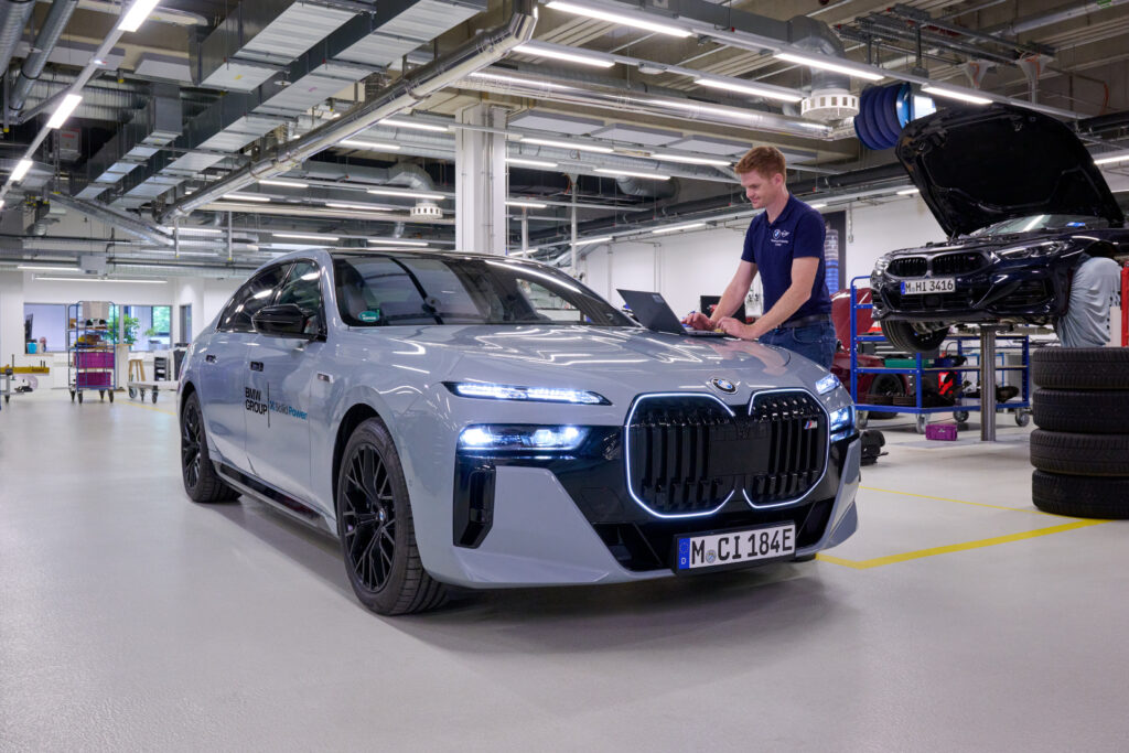 P90598617_highRes_bmw-i7-with-all-soli