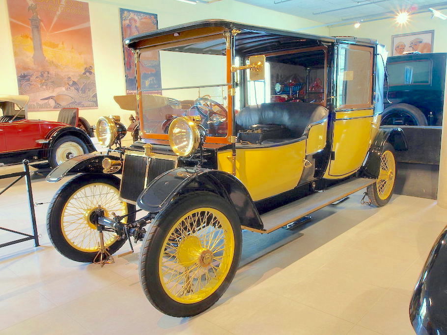 1280px-1910_Lanchester_28-HP_Landaulette_p4