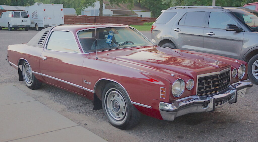 1975_Dodge_Charger_SE_(28393702995)_(cropped)