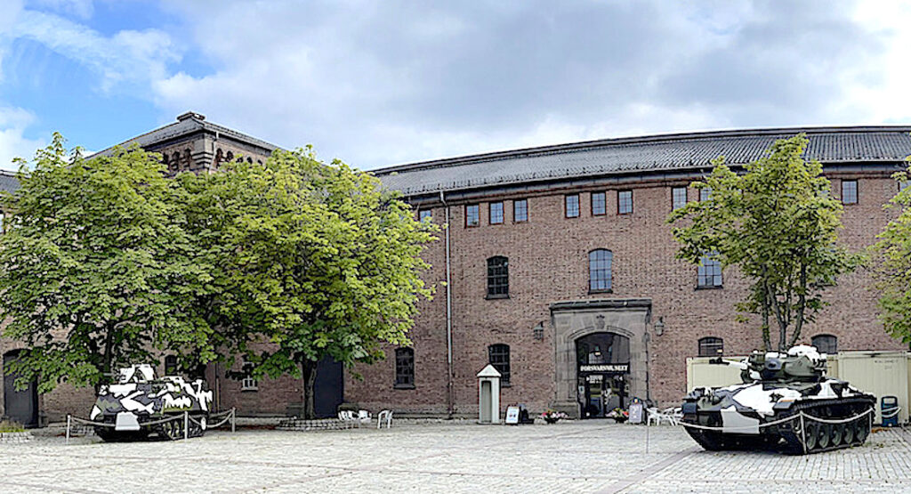 AKERSHUS_Fortress_Area_Oslo_Norway_FORSVARSMUSEET_Grev_Wedels_pl_WW2_memorials_Flyvåpnets_falne_Arsenalet_1859_Arsenalforv._1870_Art.mag._Max_Manus_Entrance_NM135_NM116_tank_guns_Pano_2021-07_IMG_1666(1)